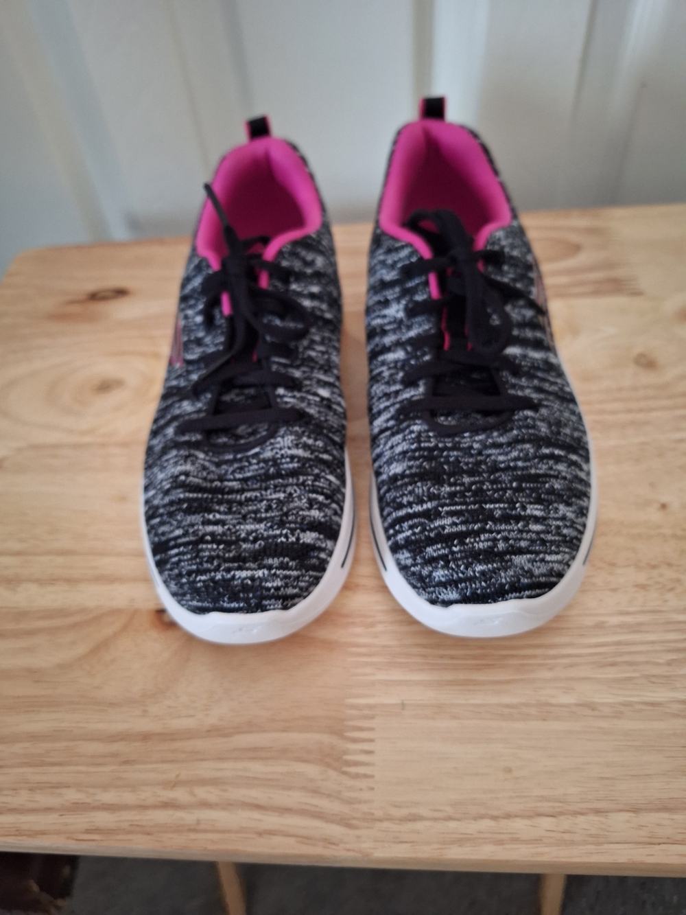 Skechers Women's Go Walk Arch Fit Glee Walking Shoes Size 6.5